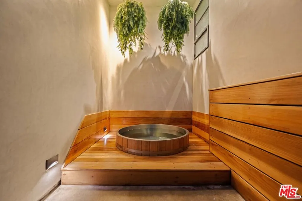 745 Sunset Avenue Venice, CA 90291