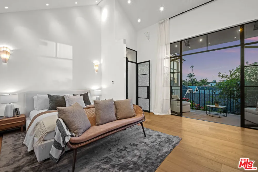 745 Sunset Avenue Venice, CA 90291