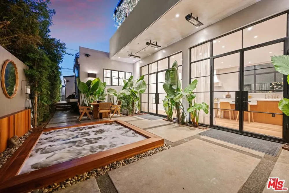 745 Sunset Avenue Venice, CA 90291