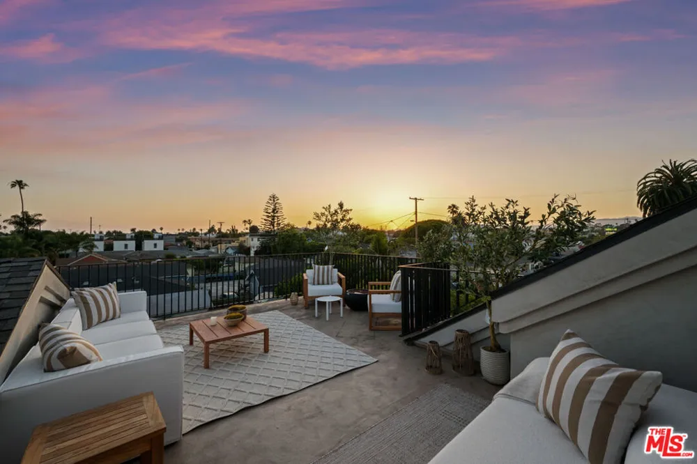745 Sunset Avenue Venice, CA 90291