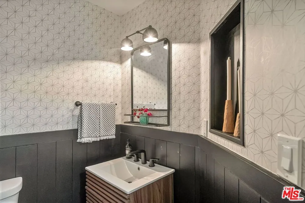 1160 Granville Avenue #104 Los Angeles, CA 90049