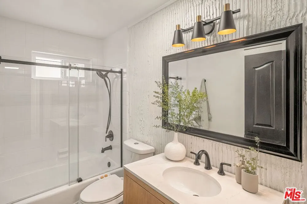 1160 Granville Avenue #104 Los Angeles, CA 90049