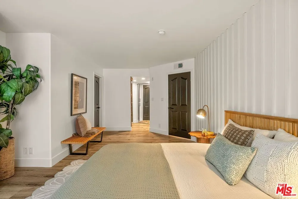 1160 Granville Avenue #104 Los Angeles, CA 90049