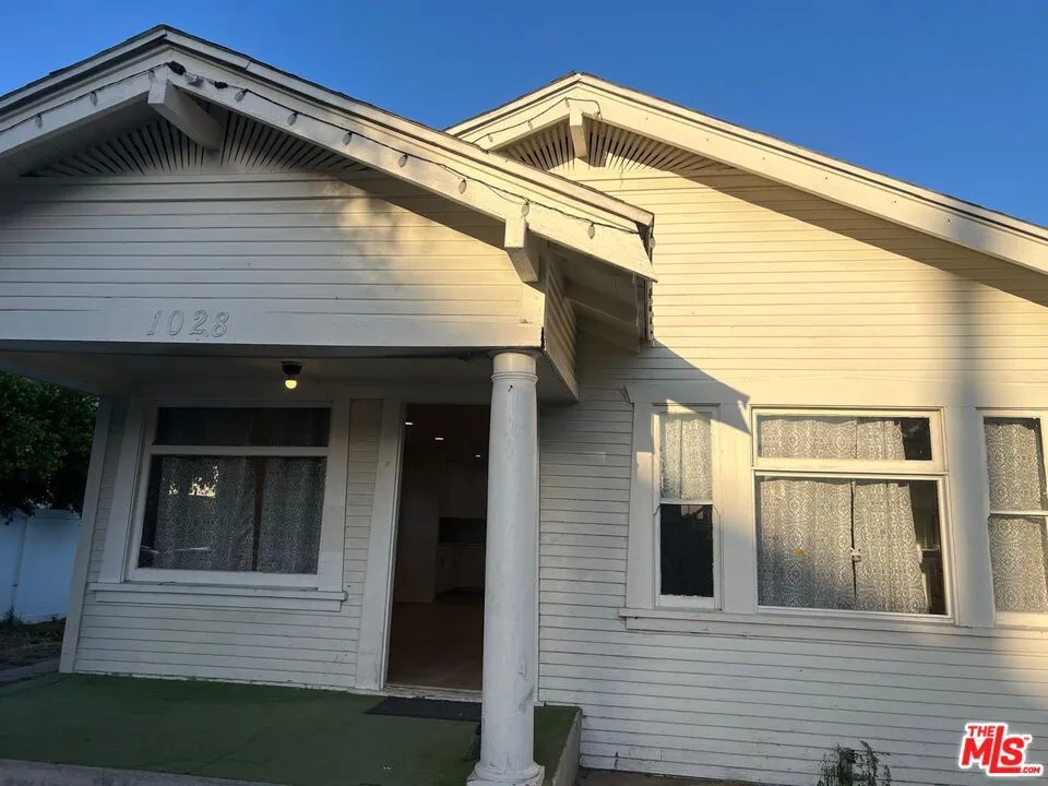 1028 Broad Avenue Los Angeles, CA 90744