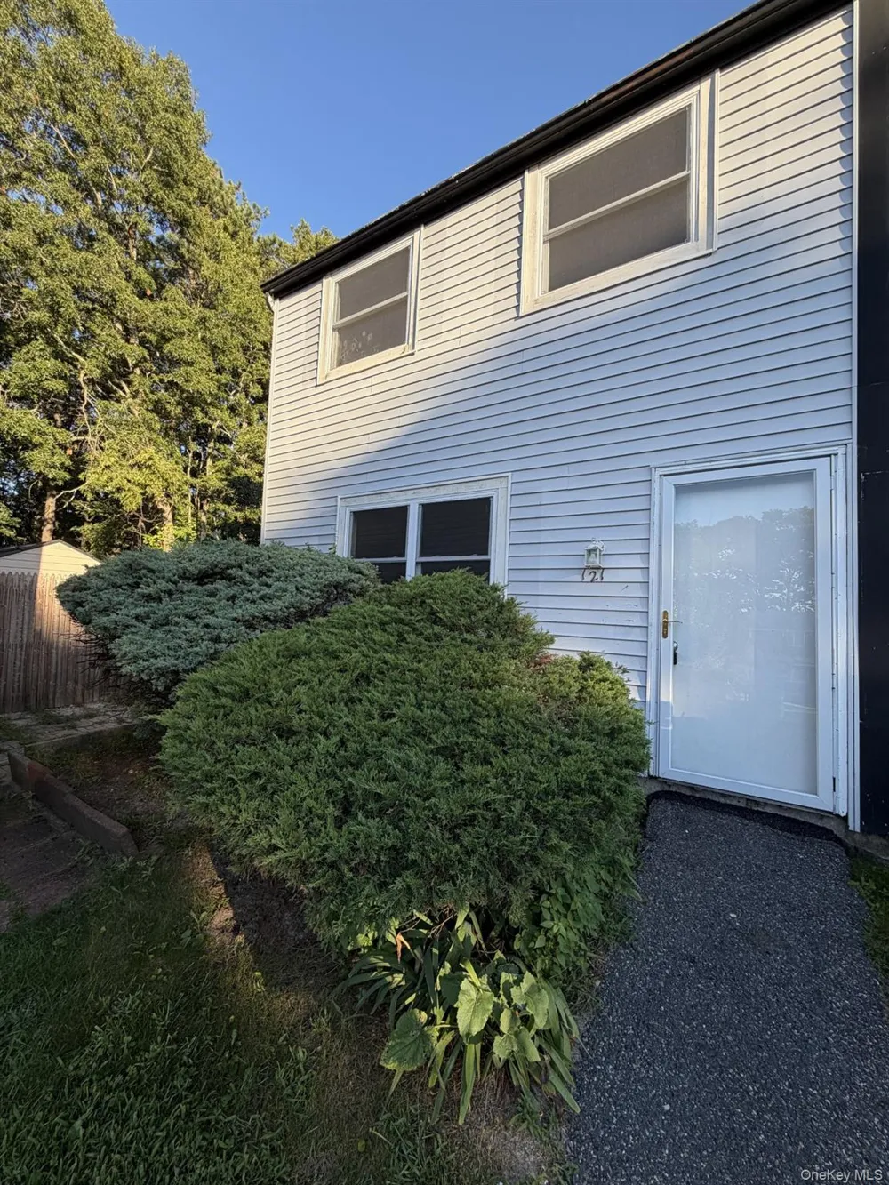 121 Hill Spur Calverton, NY 11933