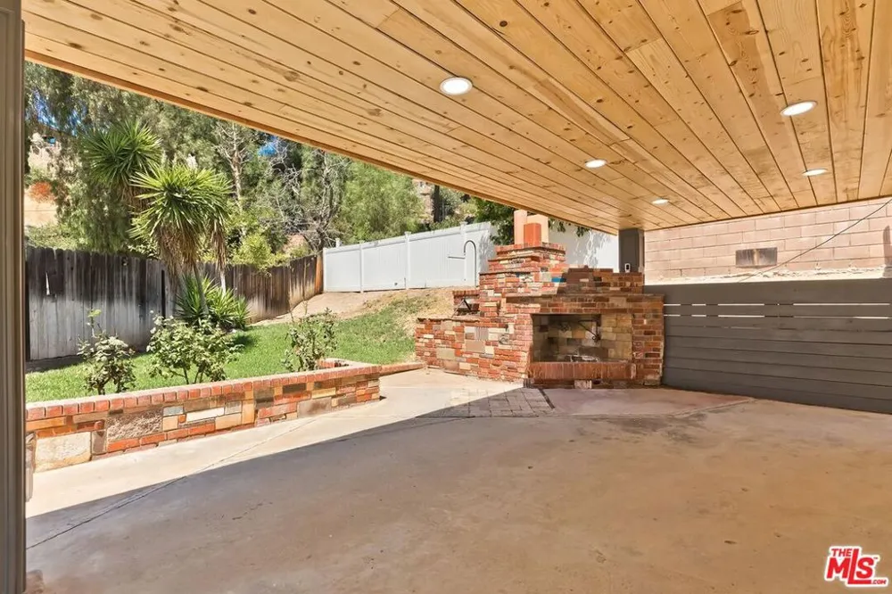 27127 Garza Drive Saugus, CA 91350