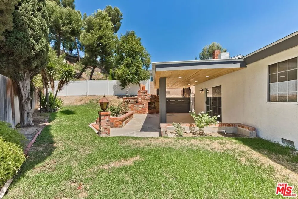 27127 Garza Drive Saugus, CA 91350