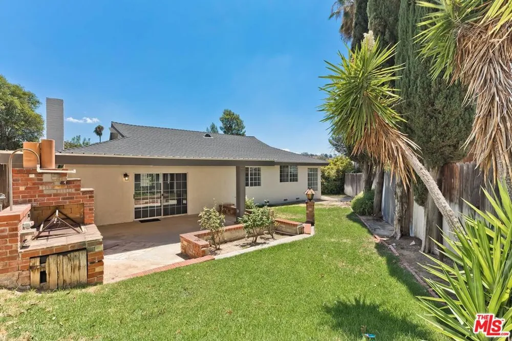 27127 Garza Drive Saugus, CA 91350