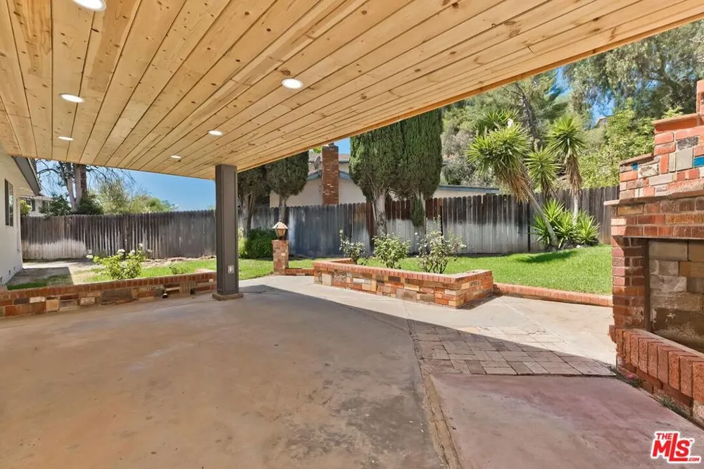 27127 Garza Drive Saugus, CA 91350