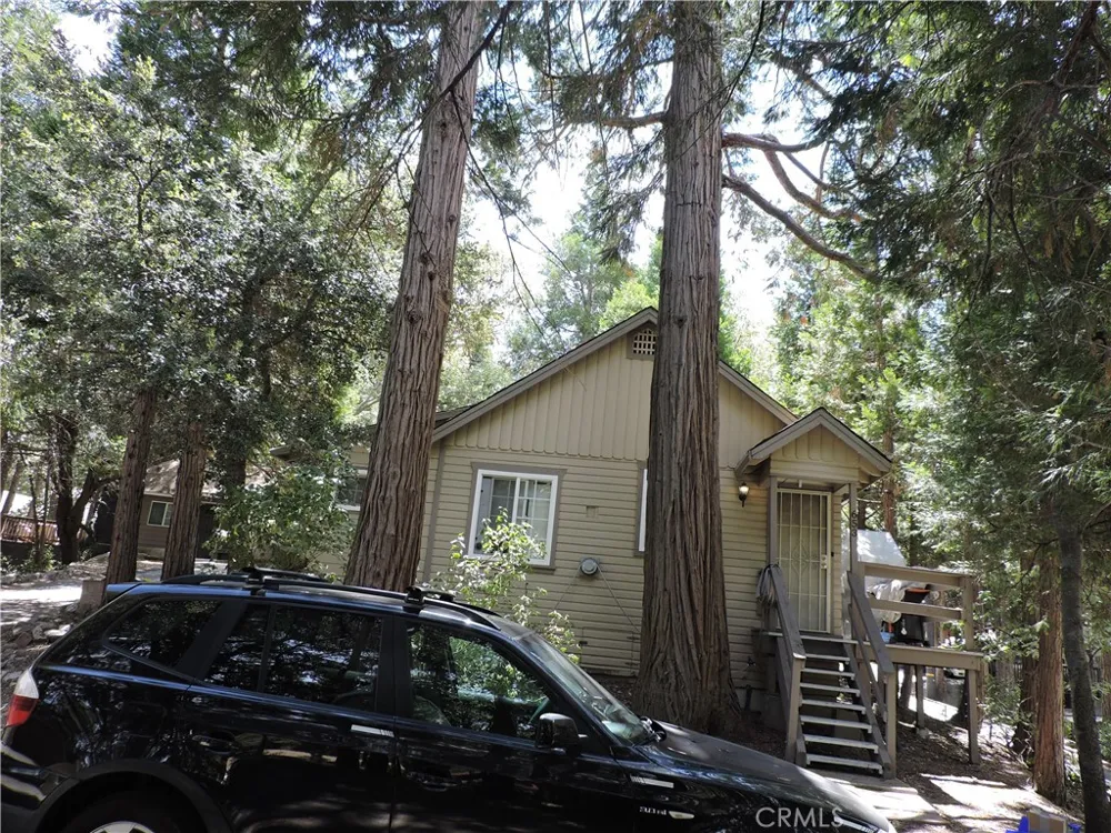 657 Knoll Crestline, CA 92325