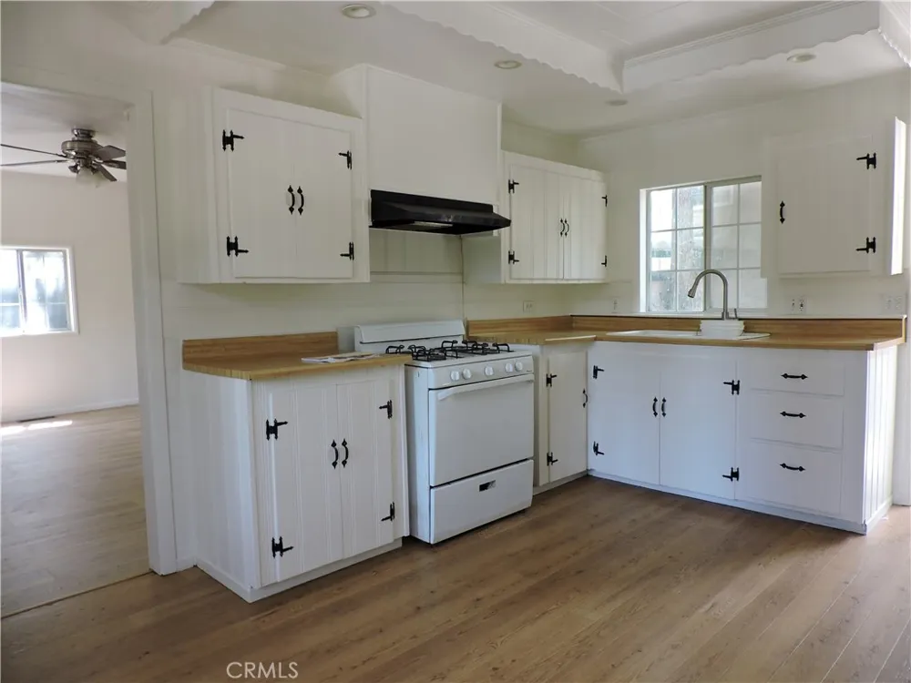 657 Knoll Crestline, CA 92325