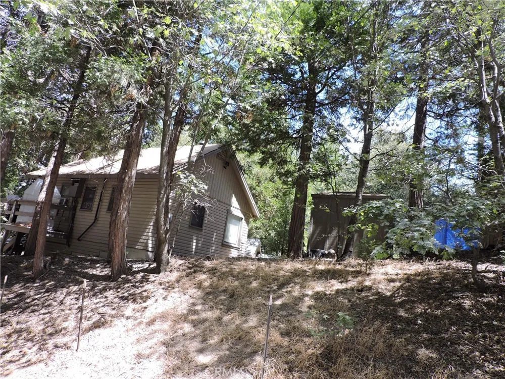 657 Knoll Crestline, CA 92325