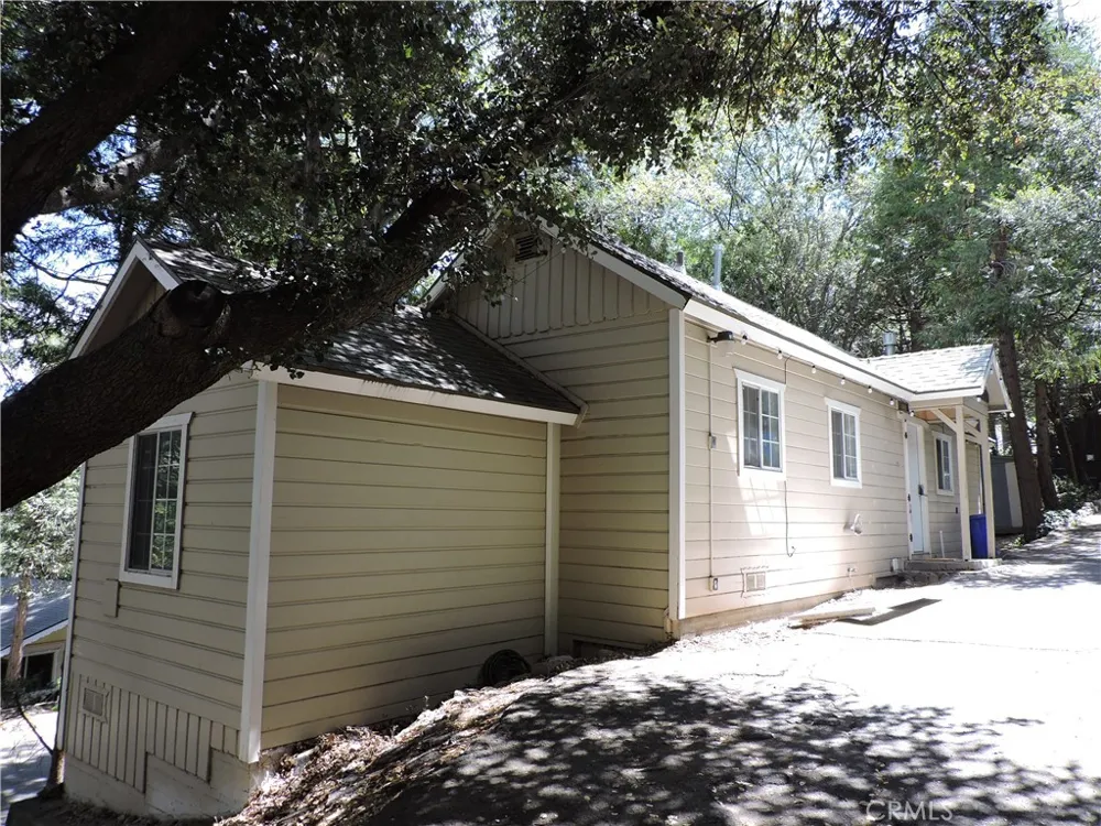 657 Knoll Crestline, CA 92325