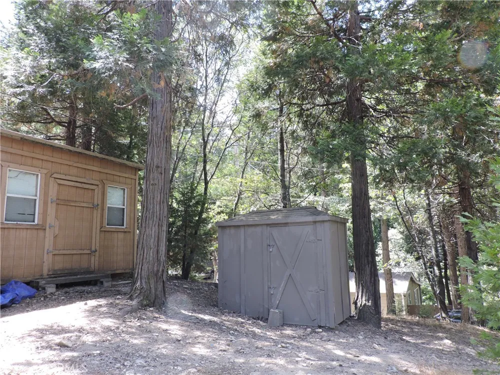 657 Knoll Crestline, CA 92325