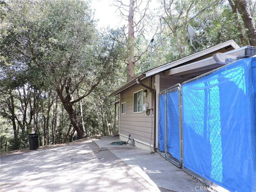 657 Knoll Crestline, CA 92325