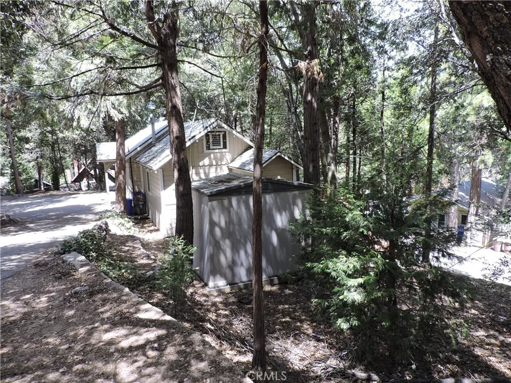 657 Knoll Crestline, CA 92325