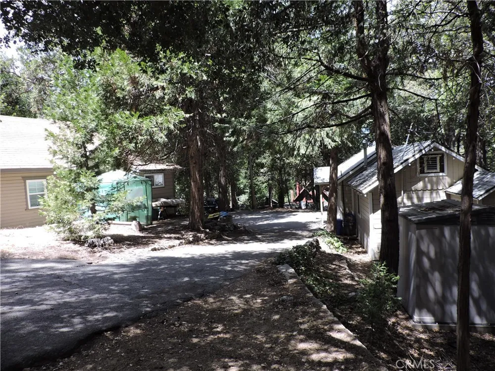 657 Knoll Crestline, CA 92325