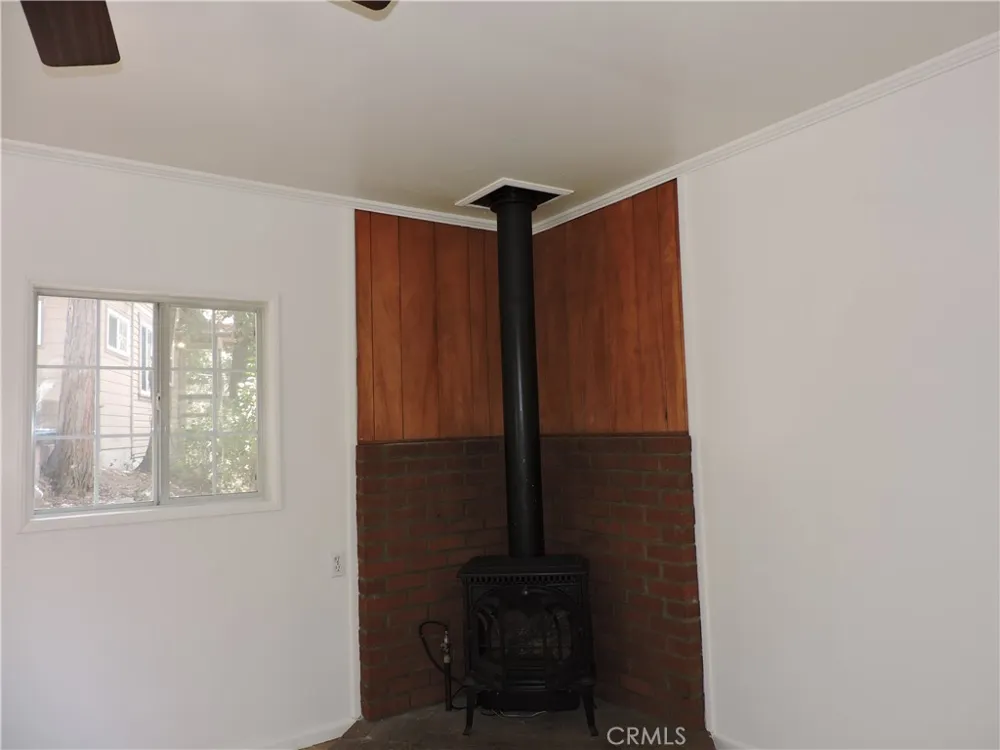 657 Knoll Crestline, CA 92325