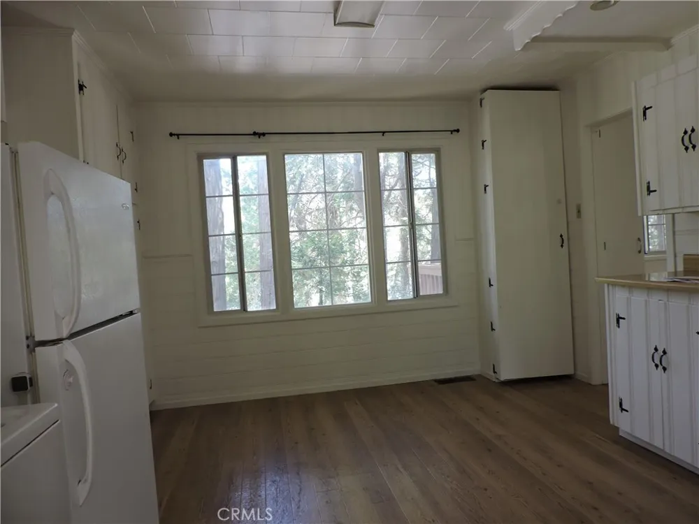 657 Knoll Crestline, CA 92325