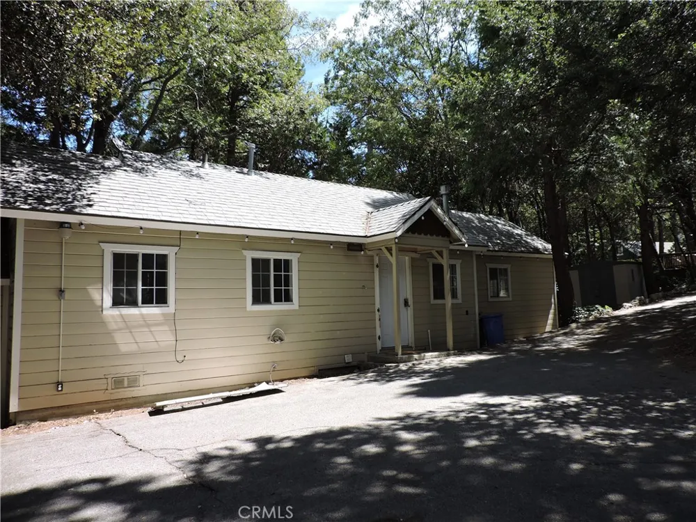 657 Knoll Crestline, CA 92325