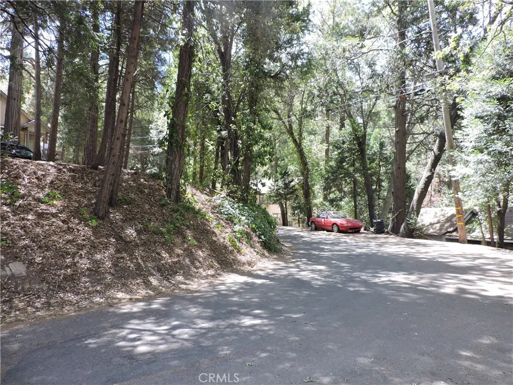 657 Knoll Crestline, CA 92325