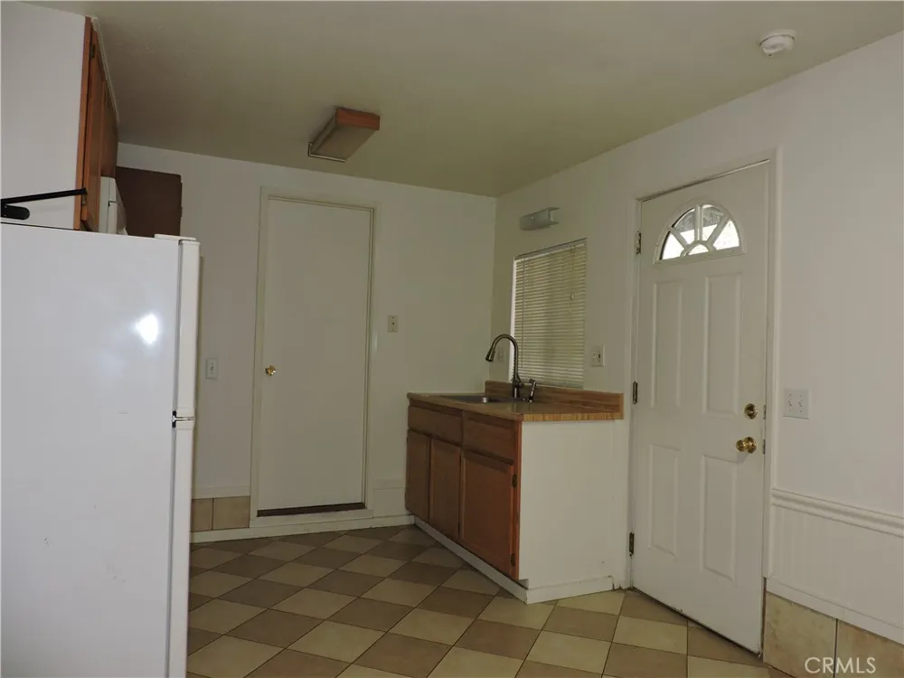 657 Knoll Crestline, CA 92325