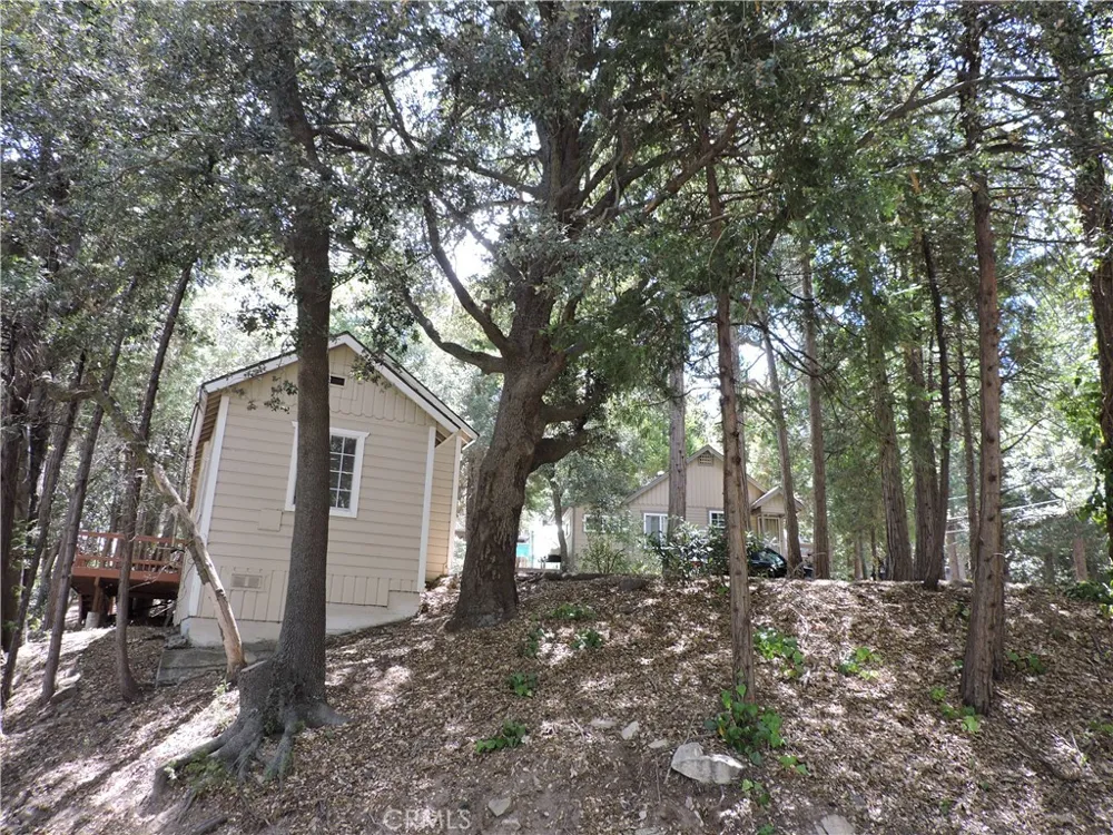 657 Knoll Crestline, CA 92325