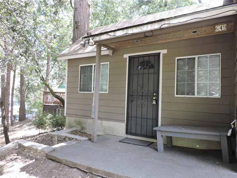 657 Knoll Crestline, CA 92325