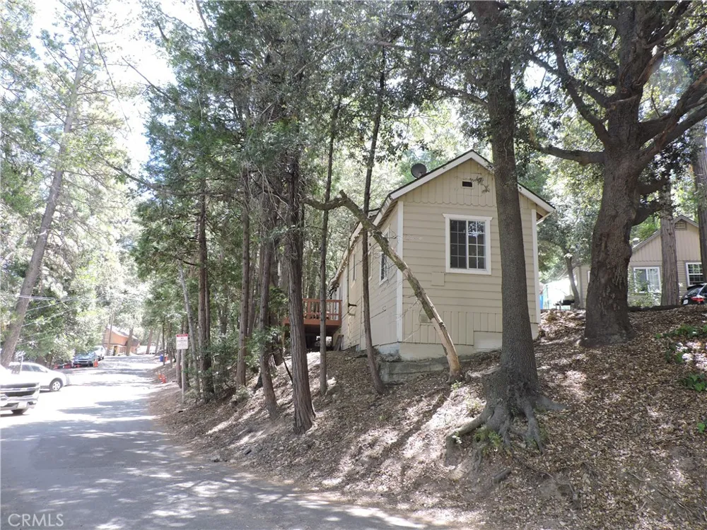 657 Knoll Crestline, CA 92325