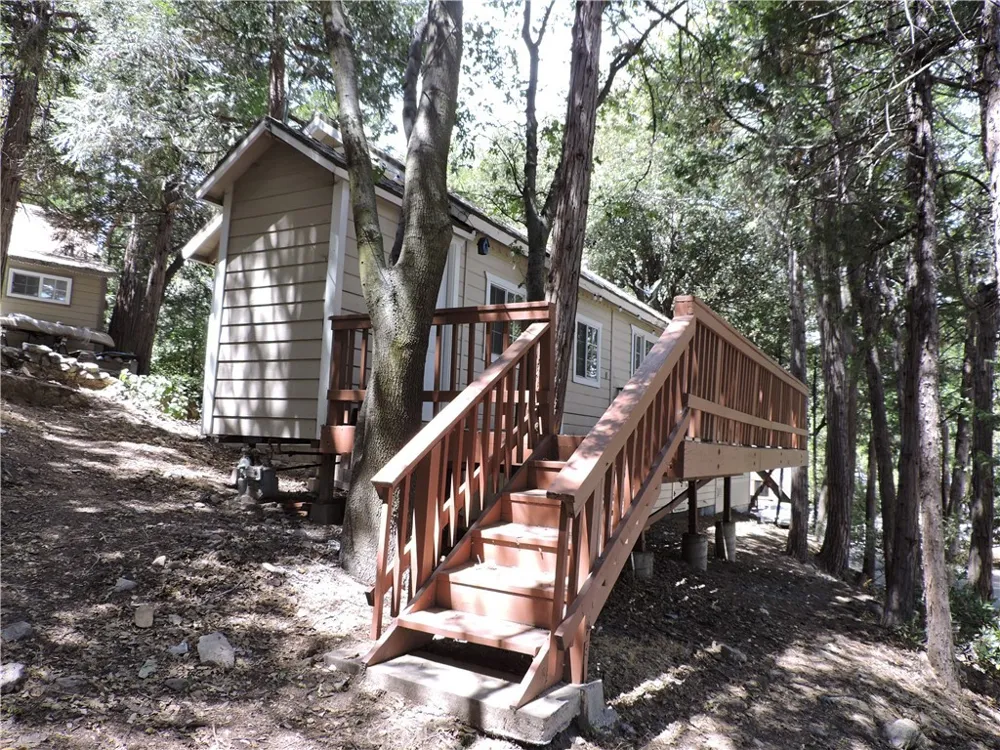 657 Knoll Crestline, CA 92325