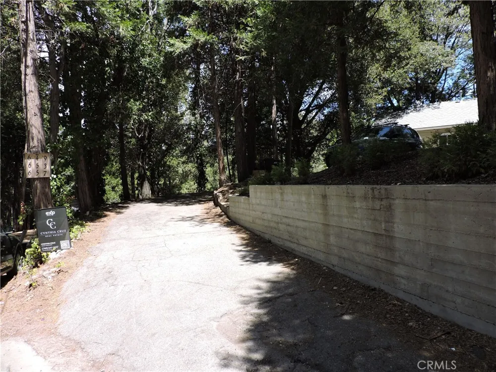 657 Knoll Crestline, CA 92325