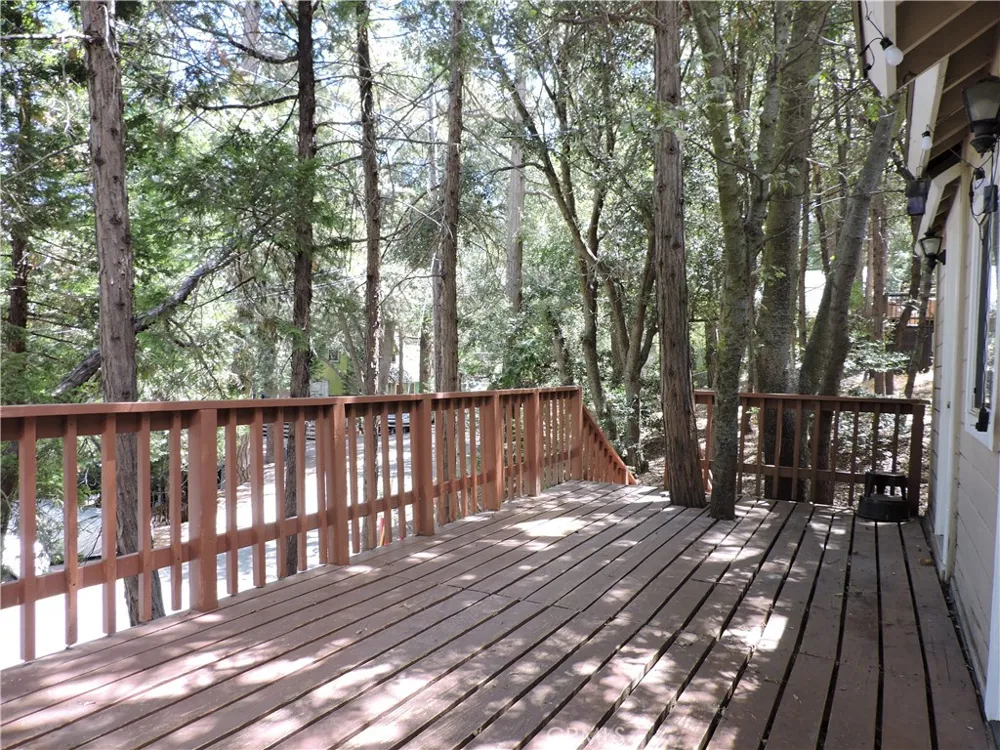 657 Knoll Crestline, CA 92325