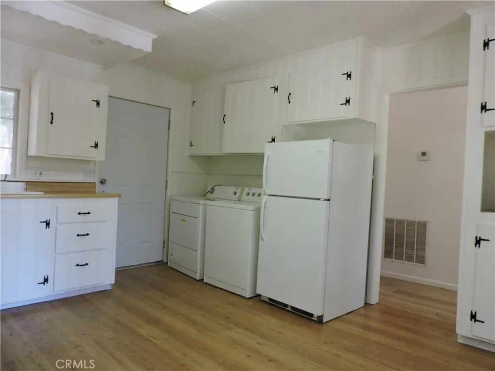657 Knoll Crestline, CA 92325