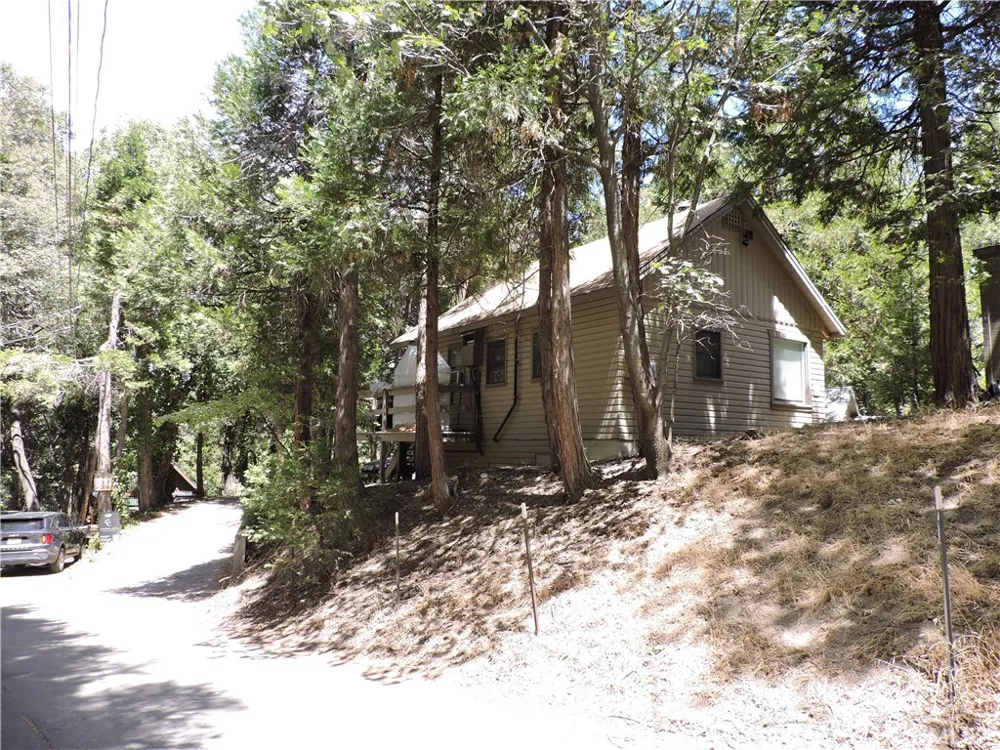 657 Knoll Crestline, CA 92325