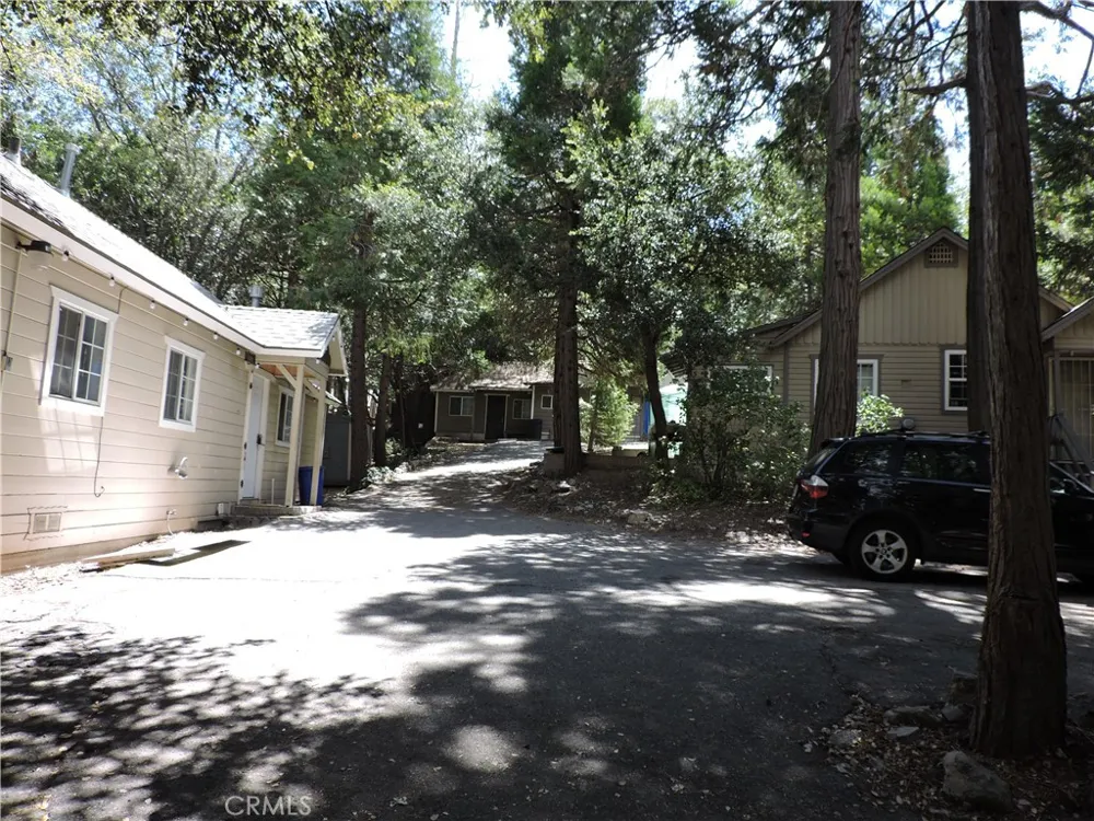 657 Knoll Crestline, CA 92325