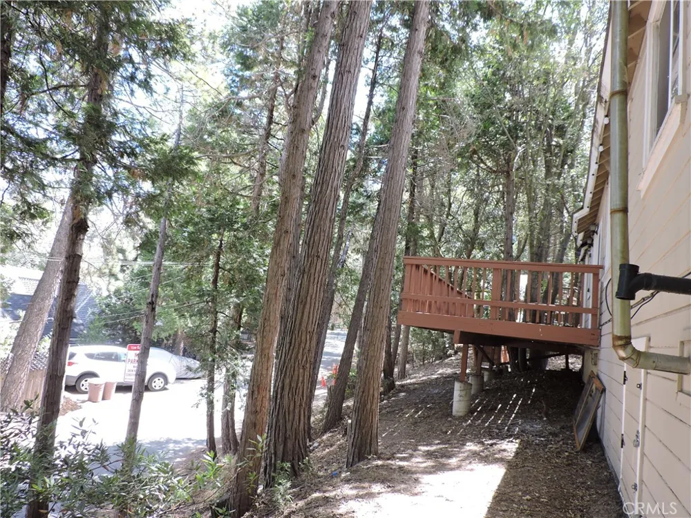 657 Knoll Crestline, CA 92325