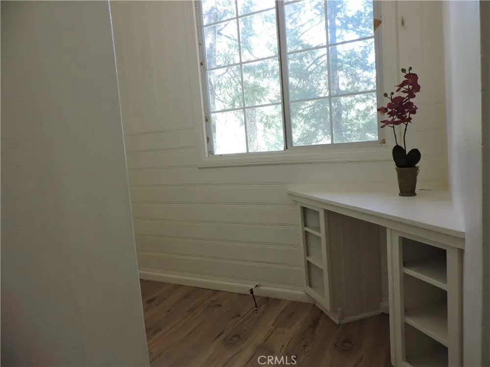 657 Knoll Crestline, CA 92325