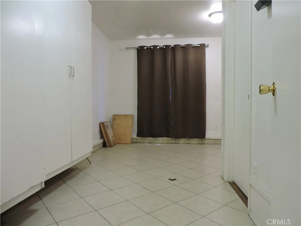 657 Knoll Crestline, CA 92325