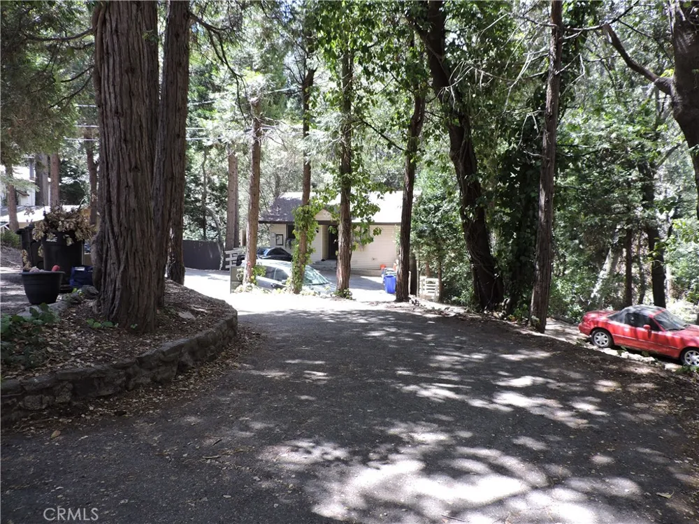 657 Knoll Crestline, CA 92325
