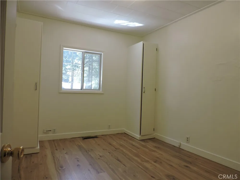 657 Knoll Crestline, CA 92325