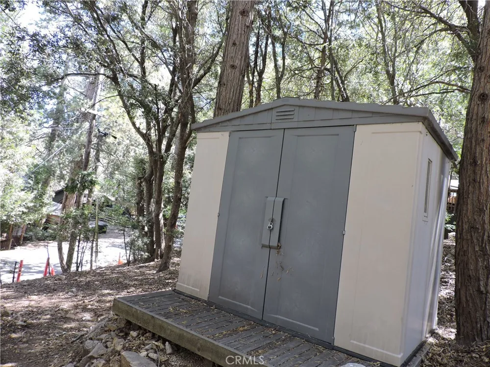 657 Knoll Crestline, CA 92325