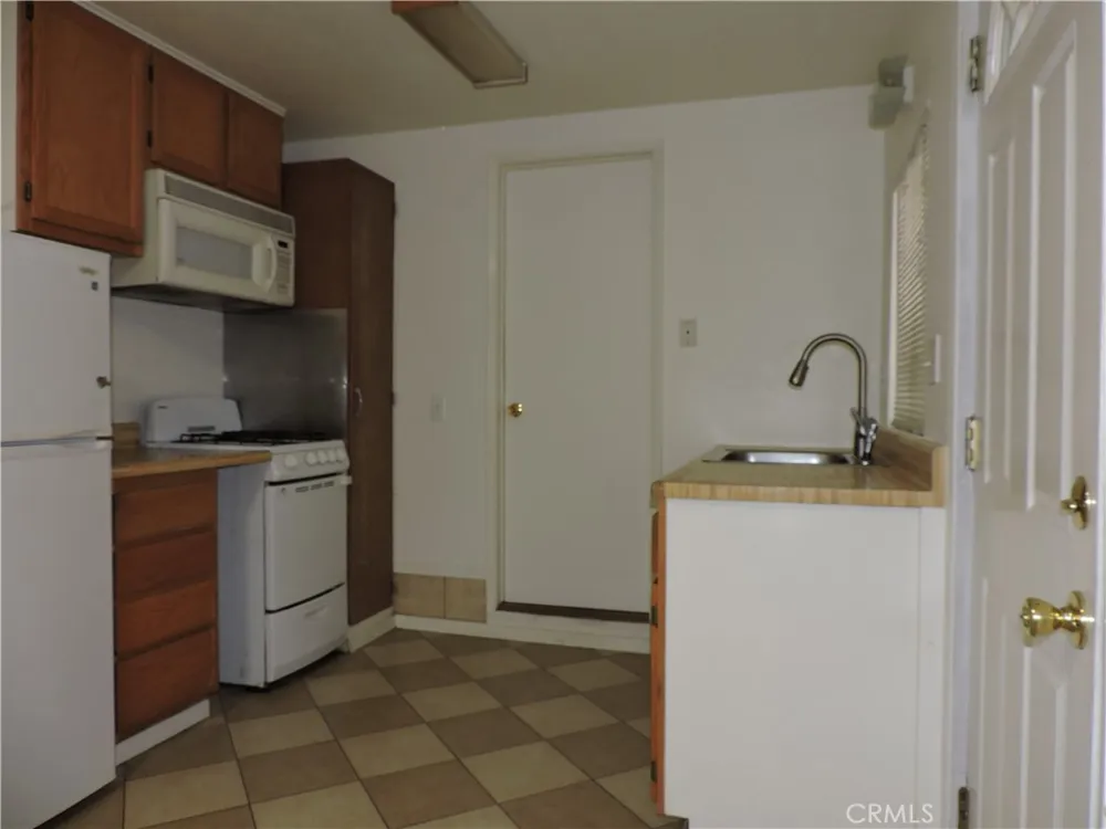 657 Knoll Crestline, CA 92325