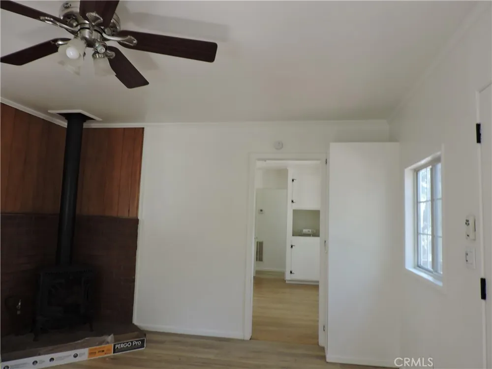657 Knoll Crestline, CA 92325