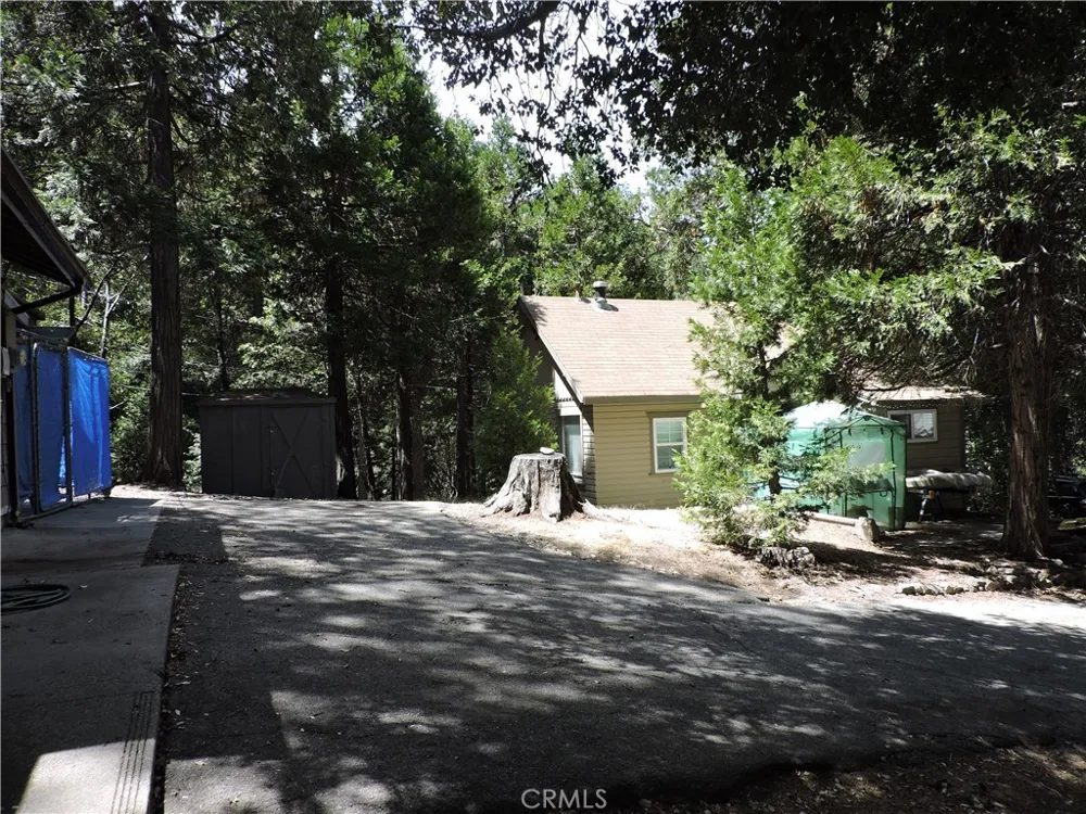 657 Knoll Crestline, CA 92325