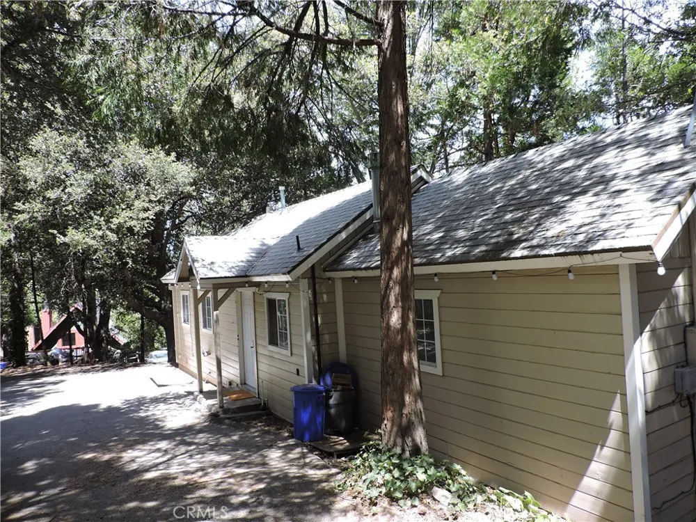 657 Knoll Crestline, CA 92325