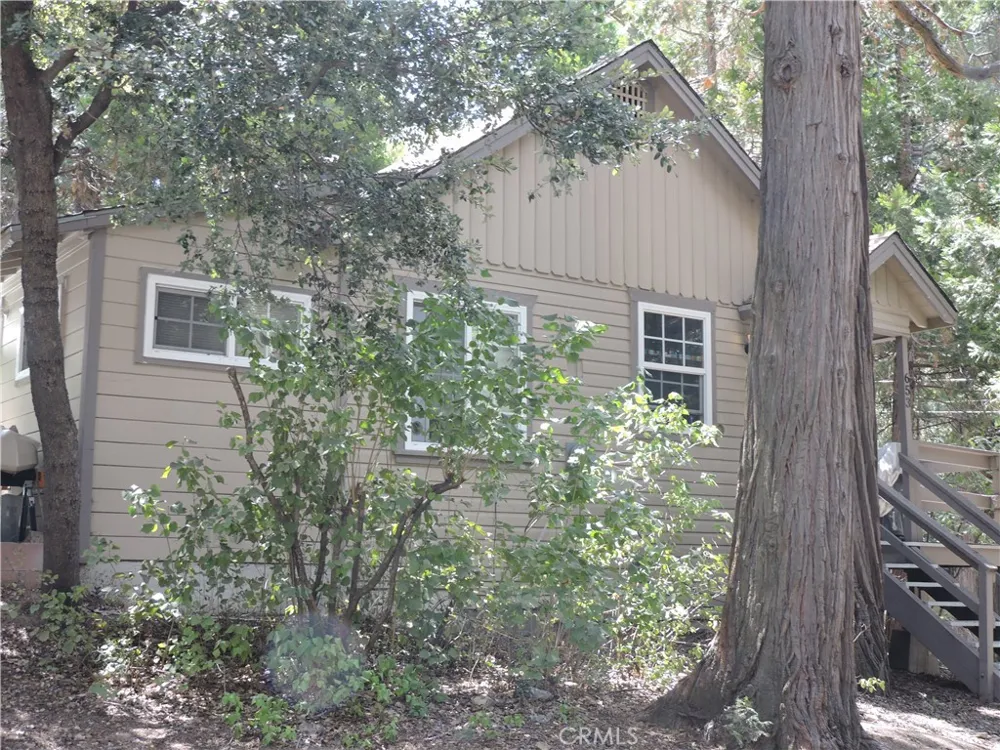 657 Knoll Crestline, CA 92325