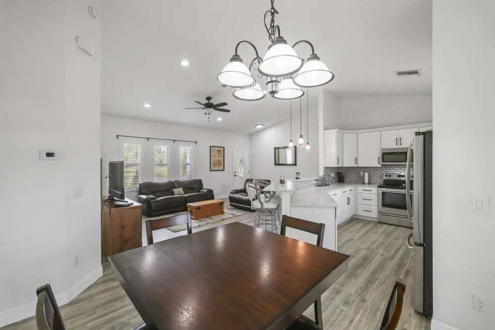 844 LAKE BETTY DRIVE Lake Placid, FL 33852