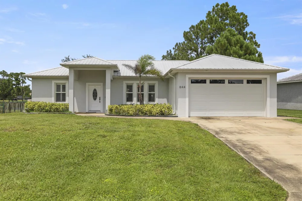 844 LAKE BETTY DRIVE Lake Placid, FL 33852