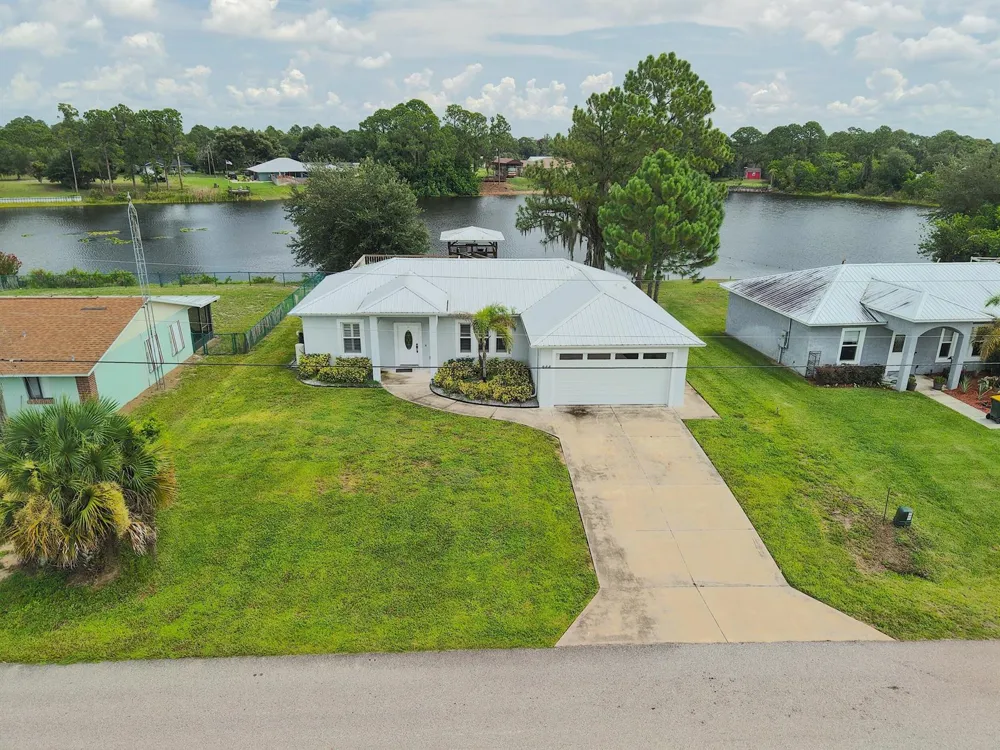 844 LAKE BETTY DRIVE Lake Placid, FL 33852