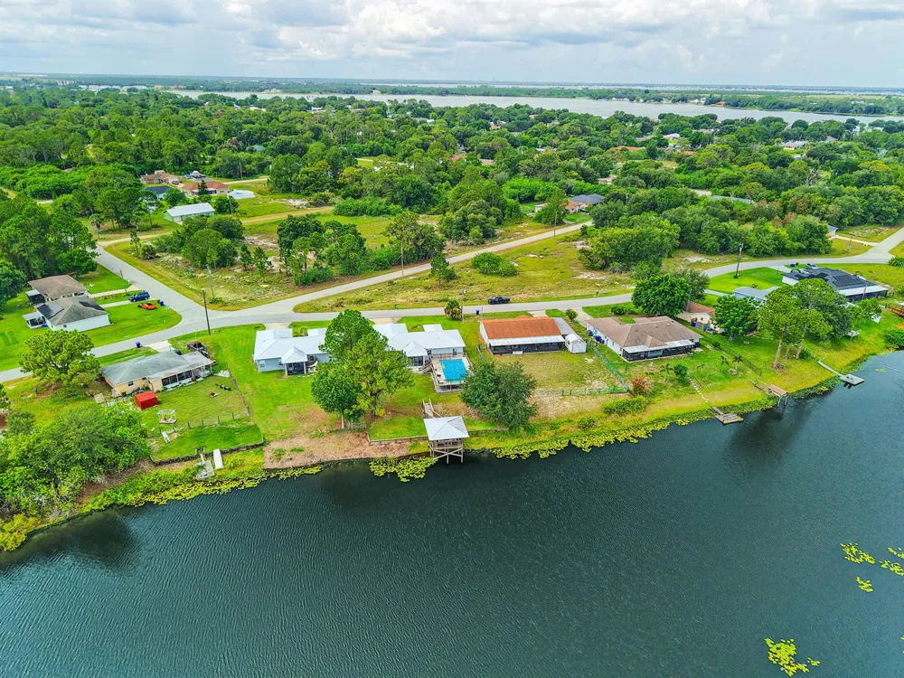 844 LAKE BETTY DRIVE Lake Placid, FL 33852